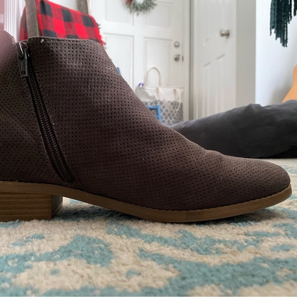 Universal threads ankle booties. In great condition. Worn for a photo shoot. - Picture 2 of 2